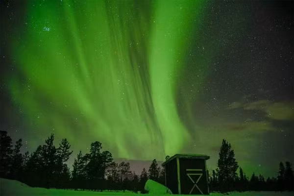 Bắc cực quang dịp cuối năm 2016 khiến toàn bộ nơi đây bao trùm trong một màu xanh neon tuyệt đẹp.