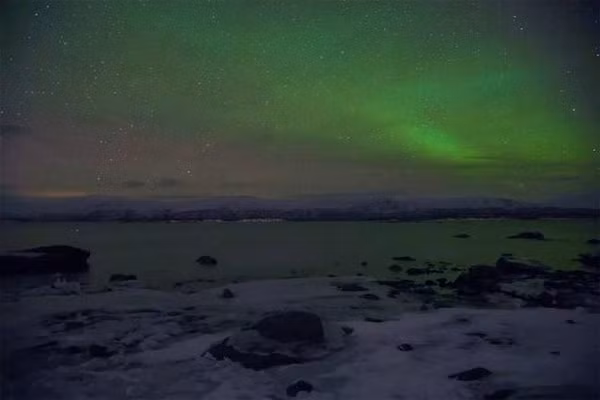 Toàn cảnh bầu trời cực quang ở Bắc Cực nhìn từ xa.