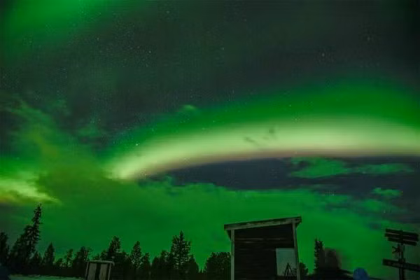 Trông từ xa, dải ánh sáng vắt ngang qua bầu trời trông giống hệt cầu vồng.