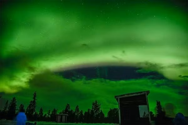 Màu của cực quang, kết hợp với những đám mây lơ lửng trên bầu trời tạo nên một bức tranh thiên nhiên đẹp mắt.