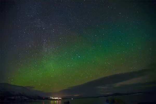  Bắc Cực là điểm giao giữa bề mặt trái đất ở Bắc bán cầu và trục tự quay của Trái Đất. Hiện tượng cực quang ở đây sẽ mang đến những dải ánh sáng đẹp lung linh.