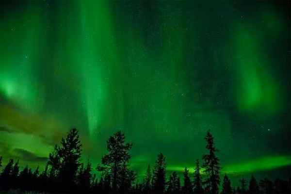 Cực quang ở Bắc Cực được gọi là "Bắc cực quang", sinh ra bởi sự tương tác giữa các hạt mang điện tích từ gió mặt trời với tầng khí quyển bên trên Trái Đất.