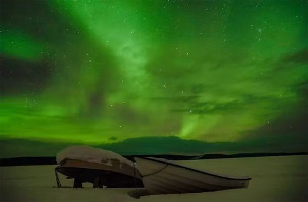 Dưới ánh sáng tuyệt đẹp của Bắc cực quang, người ta dường như quên đi cái lạnh -15 độ.