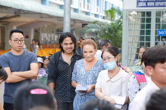 Khi về nước, ca sĩ Thanh Hà nhiều lần làm từ thiện để giúp đỡ những hoàn cảnh khó khăn.