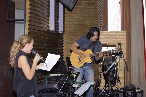 Sau khi nổi tiếng, ca sĩ Thanh Hà về nước, chị gặp lại hết những kẻ ngày xưa đã hắt hủi, đánh đập mình. Tuy nhiên, trong hơn 40 năm qua, Thanh Hà đã học cách tha thứ những người đã "ác" với mình. Thanh Hà cho biết nếu cố moi móc thì chỉ khiến bản thân mình thêm đau khổ: "Nhìn người ta xong nhìn mình, thấy mình may mắn hơn thì chấp nhận bỏ qua thôi chứ không muốn bắt bẻ thêm nữa. Mình moi móc, khơi lại cũng chỉ khiến mình đau thêm thôi chứ có làm được gì nữa đâu. Xin lỗi rồi cái vết thương đó có lành không? Nhiều khi tôi nghĩ rằng, không ai cố tình đối xử với mình như vậy cả nhưng cuộc sống nghèo khổ đã khiến họ bực bội, rồi lại phải nhìn một đứa không giống ai thì thêm cáu gắt và thế là, họ đổ lên người mình thôi".