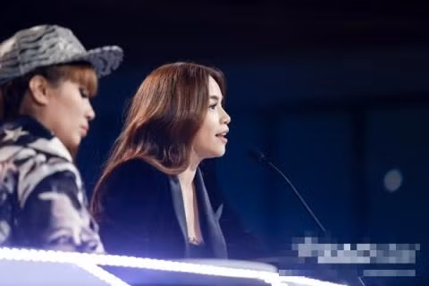 Hà Hồ khá thoải mái...