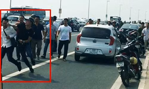 Phóng viên Quang Thế bị gạt tay trúng má trên cầu Nhật Tân. Ảnh: M.C.