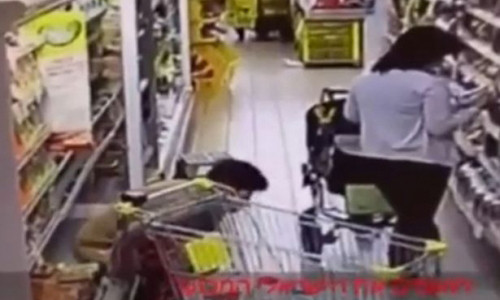 Người phụ nữ có hành động không thể chấp nhận được ở trên có hình dáng khá đẫy đà.