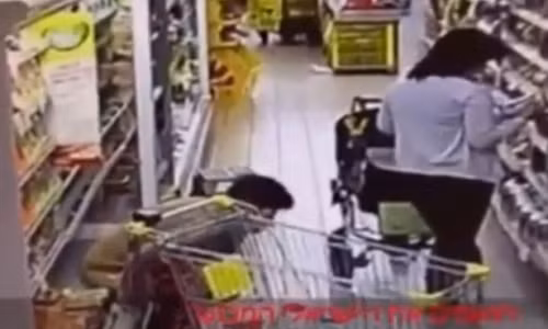 Người phụ nữ có hành động không thể chấp nhận được ở trên có hình dáng khá đẫy đà.