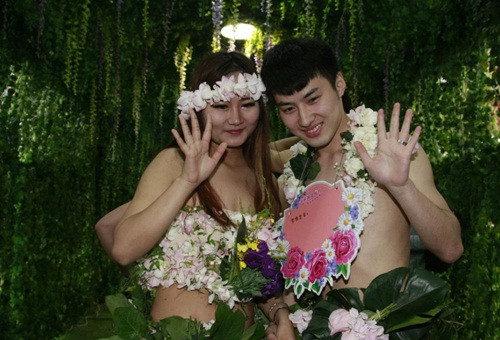 "An cư lạc nghiệp, có nhà có xe không phải điều kiện tiên quyết khi kết hôn, nhưng họ nên nhìn thẳng vào điều kiện của bạn thân và bạn đời để có những quyết định đúng đắn nhất. Đôi khi lựa chọn tốt không phải lựa chọn đúng", một người dùng mạng có vẻ từng trải chia sẻ.