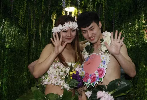 "An cư lạc nghiệp, có nhà có xe không phải điều kiện tiên quyết khi kết hôn, nhưng họ nên nhìn thẳng vào điều kiện của bạn thân và bạn đời để có những quyết định đúng đắn nhất. Đôi khi lựa chọn tốt không phải lựa chọn đúng", một người dùng mạng có vẻ từng trải chia sẻ.