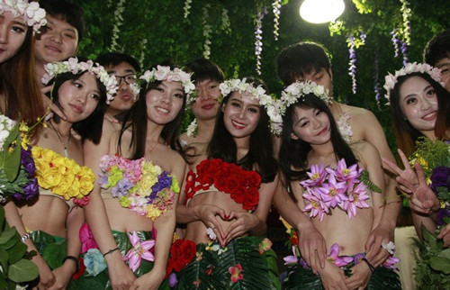 Những cặp đôi chụp ảnh kỷ niệm hôn lễ tập thể đáng nhớ này.