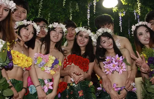 Những cặp đôi chụp ảnh kỷ niệm hôn lễ tập thể đáng nhớ này.