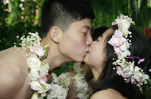 Sự kiện này đã thu hút đông đảo sự chú ý của người dân địa phương cũng như báo giới, khiến dư luận bàn tán xôn xao.