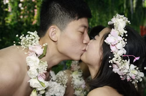 Sự kiện này đã thu hút đông đảo sự chú ý của người dân địa phương cũng như báo giới, khiến dư luận bàn tán xôn xao.