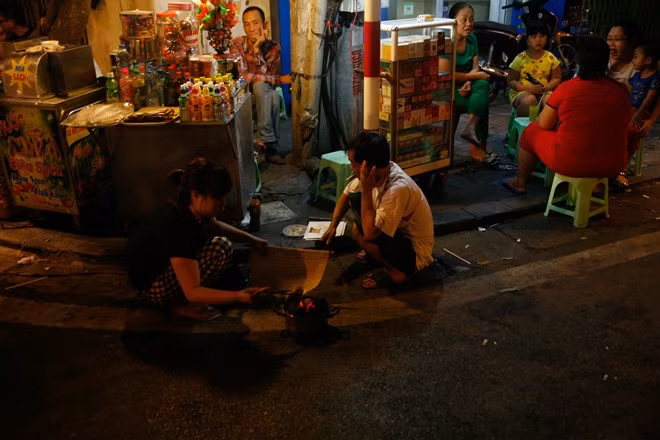 Hàng quán chiếm vỉa hè dù đã bị chính quyền nhắc nhở nhiều lần.