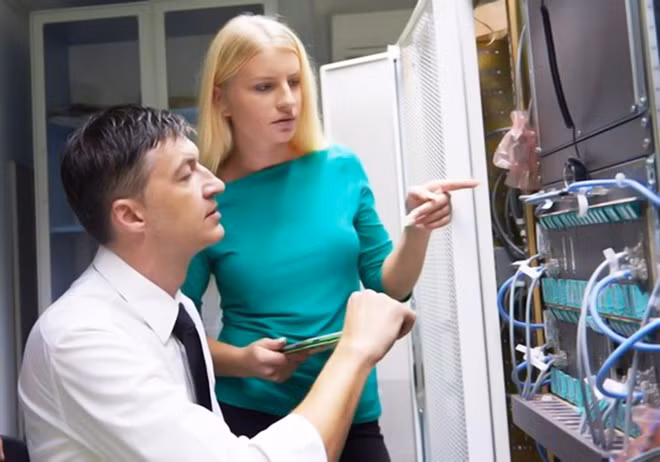 Với mức lương trung bình 66.500 USD/năm, cơ hội việc làm xếp thứ 3, khả năng tăng lương xếp thứ 60 và mức độ rủi ro thứ 38, kỹ sư hệ thống được đánh giá là nghề "hot" thứ hai cho sinh viên mới ra trường ở Mỹ.