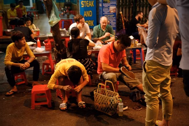 Thanh niên đánh giày xuất hiện chèo kéo khách du lịch, không cần biết họ có đồng ý hay không.