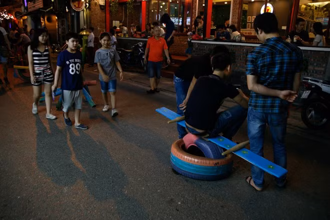 Nơi vui chơi của trẻ em bị một nhóm thanh niên chiếm hữu.