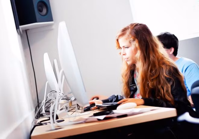 Thiết kế web là nghề khá ổn cho những người chưa có kinh nghiệm làm việc. Với vị trí này, người lao động nhận mức lương trung bình 70.600 USD. Tuy nhiên, khả năng có việc ngay khi ra trường chỉ xếp thứ 30. Cơ hội tăng lương và mức độ rủi ro cùng đứng thứ 13.