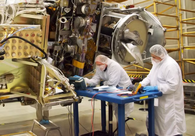 Đứng cuối cùng trên bảng xếp hạng là nghề kỹ sư hàng không vũ trụ với mức lương rất hấp dẫn dành cho người mới tốt nghiệp, 68.250 USD/năm. Tuy nhiên, đây cũng là nghề khó xin việc khi cơ hội có việc sau khi ra trường chỉ xếp thứ 33. Cơ hội tăng lương cùng mức độ rủi ro lần lượt xếp thứ 29 và 38.