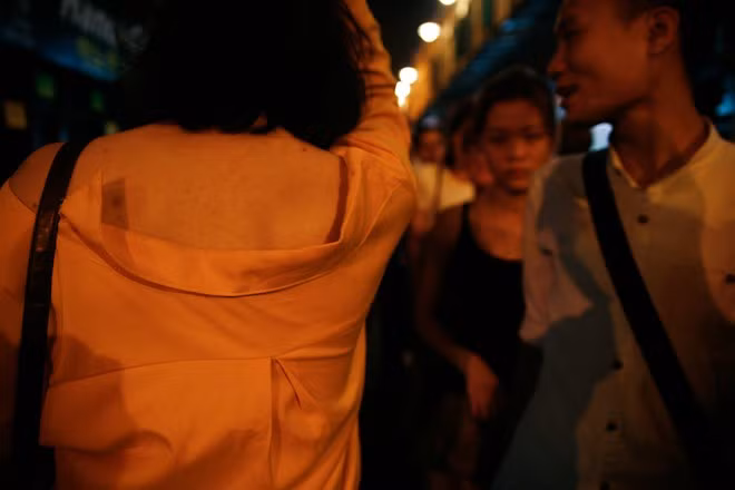 Một cô gái bị rách áo do chen lấn.