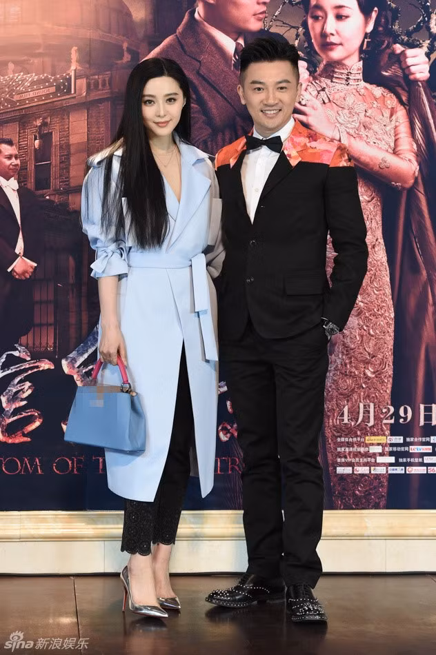 "Ngũ A ca" và "Kim Tỏa" hội ngộ trước ống kính. Hoa đán Phạm Băng Băng cười: "Chúng tôi cùng nhau trưởng thành. Mỗi người đều có thành tựu riêng, vẫn mong có cơ hội ở bên nhau hàn huyên và nói chuyện đùa như 18 năm trước".