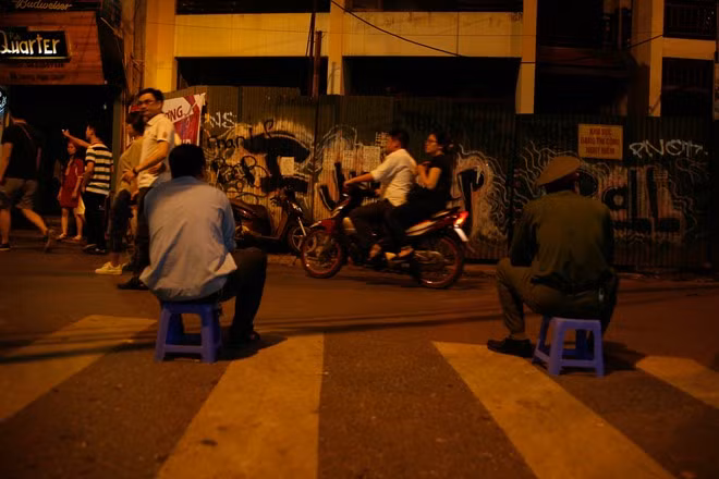 Lực lượng an ninh có mặt, nhưng người đi xe máy vẫn ngang nhiên vào đường cấm.