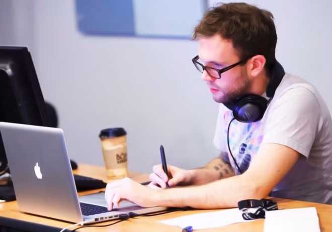 Nghề phát triển ứng dụng web đứng thứ 4 với lương trung bình năm là 55.950 USD, cơ hội việc làm xếp thứ 20, cơ hội tăng lương xếp thứ 13 và mức độ rủi ro thứ 18.