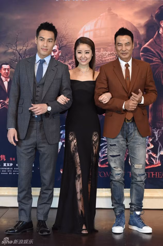 Nữ diễn viên mặc váy cắt xẻ sâu trong sự kiện, khéo khoe đôi chân dài thon thả.