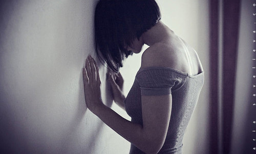 Anh thẳng thừng bảo rằng: Anh mới đặt tên con theo tên cô ấy thôi mà em đã như vậy. Vậy anh còn phải chứng kiến em âu yếm với người cũ thì đau thế nào. Ảnh minh họa.