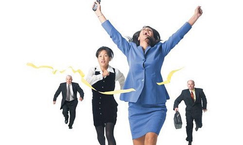 Vận trình tuổi Dậu khởi sắc liên tục tới tháng 12, khi mà bản mệnh được Dịch Mã cát tinh bảo vệ, công to việc lớn gì cũng dễ dàng gặt hái thành quả, sự nghiệp như được chắp thêm đôi cánh, bay thẳng tới cái đích của thành công. Cuộc sống muôn phần sinh động, vận may đến gõ cửa, xui xẻo không còn tìm tới.