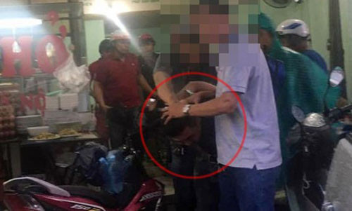 Cảnh sát bắt Tuấn và Kỳ khi đang nhận tiền của chị Phi để giải cứu ông Thắng. Ảnh: Công an cung cấp.