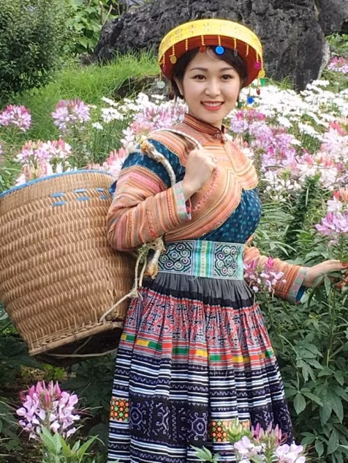 Cách đây ít giờ, trên trang cá nhân của mình bà mẹ trẻ xinh đẹp Dương Quỳnh Tâm có đăng tải những hình ảnh mình hóa thân thành thiếu nữ H’mông. Với chiếc váy thổ cẩm bà mẹ trẻ này đã hóa thân thành “thiếu nữ” H’mông xinh ngất ngây.