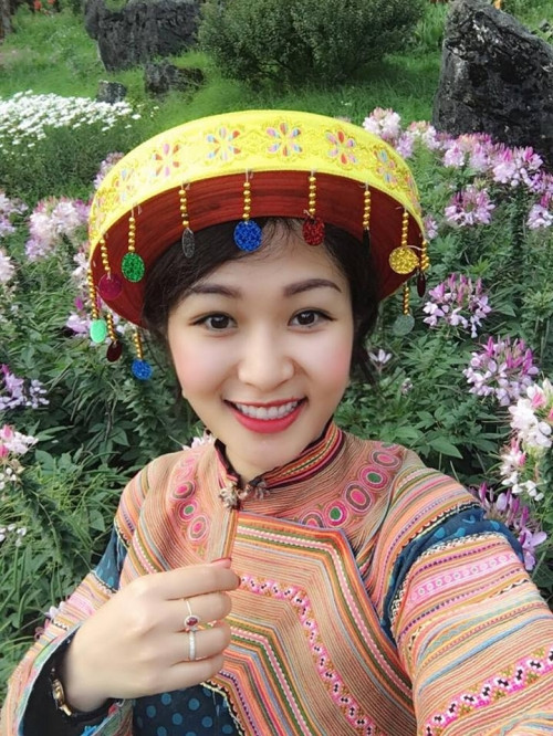 “Mình thích các trang phục dân tộc Việt Nam vì nó rất tinh tế, hoa văn đẹp và mình cũng thích tìm hiểu các nét văn hóa của người dân tộc”, bà mẹ trẻ xinh đẹp chia sẻ về lý do mặc trang phục dân tộc.