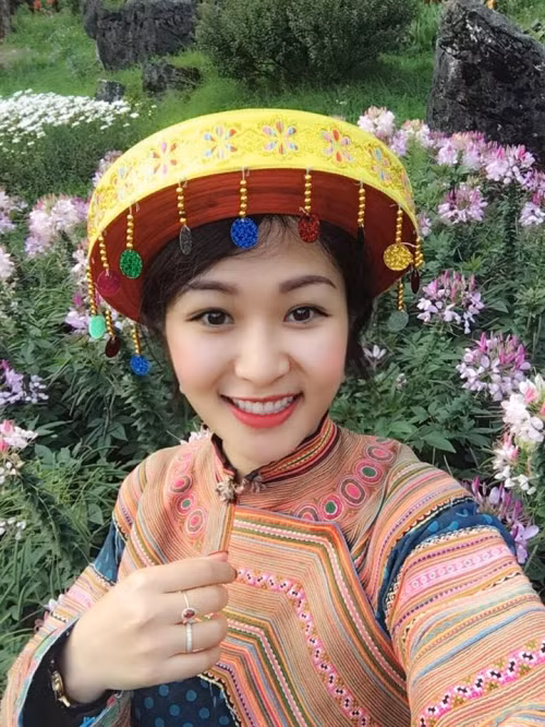 “Mình thích các trang phục dân tộc Việt Nam vì nó rất tinh tế, hoa văn đẹp và mình cũng thích tìm hiểu các nét văn hóa của người dân tộc”, bà mẹ trẻ xinh đẹp chia sẻ về lý do mặc trang phục dân tộc.