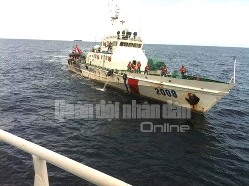 Đúng 4h30 ngày 17/6, từ Quân cảng Vùng Cảnh sát biển 1, Trung tướng Phan Văn Giang, Ủy viên Trung ương Đảng, Ủy viên Thường vụ Quân ủy Trung ương, Tổng tham mưu trưởng, Thứ trưởng Bộ Quốc phòng cùng đoàn công tác đã lên tàu Cảnh sát biển 4039, cơ động ra khu vực đảo Bạch Long Vĩ, chỉ đạo công tác tìm kiếm cứu nạn phi công máy bay Su-30MK2 Trần Quang Khải và tổ bay Casa 212. Trong ảnh: Tàu Cảnh sát biển 2008 cập mạn tàu Cảnh sát biển 4039 để báo cáo tình hình tìm kiếm cứu nạn và bàn phương án tiếp theo.