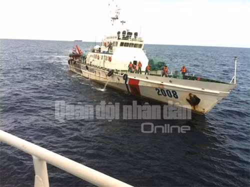 Đúng 4h30 ngày 17/6, từ Quân cảng Vùng Cảnh sát biển 1, Trung tướng Phan Văn Giang, Ủy viên Trung ương Đảng, Ủy viên Thường vụ Quân ủy Trung ương, Tổng tham mưu trưởng, Thứ trưởng Bộ Quốc phòng cùng đoàn công tác đã lên tàu Cảnh sát biển 4039, cơ động ra khu vực đảo Bạch Long Vĩ, chỉ đạo công tác tìm kiếm cứu nạn phi công máy bay Su-30MK2 Trần Quang Khải và tổ bay Casa 212. Trong ảnh: Tàu Cảnh sát biển 2008 cập mạn tàu Cảnh sát biển 4039 để báo cáo tình hình tìm kiếm cứu nạn và bàn phương án tiếp theo.