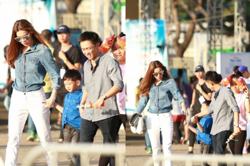 Chiều 27/2, Hồ Ngọc Hà đưa con trai Subeo đi xem show nhạc kịch trên băng của Disney, diễn ra tại nhà thi đấu Phú Thọ, TP HCM.