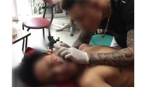 Xon xao clip chang trai xam hinh kin nua mat vi that tinh