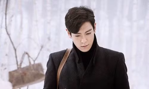 Vua ra khoi toa, vo da cuoi noi voi ga dan ong khac