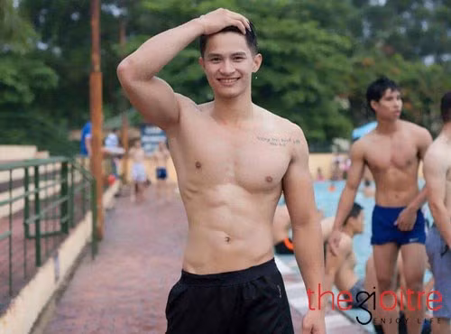 Dương Văn Đức (1995) sinh ra và lớn lên tại Thành Phố Thái Nguyên, hiện đang sống và làm việc ở Thành phố Hồ Chí Minh. Nhìn vẻ ngoài hiện tại của Đức với một body cực chuẩn, gương mặt sáng hút hồn các cô gái, không ai nghĩ trước đây anh chàng từng là một 9x có vẻ ngoài ốm yếu, không được mọi người chú ý cho lắm. "Hồi học cấp 3 mình đã bị rất nhiều bạn bè soi mói, chê bai vì có thân hình gầy gò, xấu xí. Rồi cả khi có thích một bạn gái cũng lại bị bạn ý chê cũng vì lý do trên. Một phần lại muốn phụ giúp công việc cho bố mẹ đỡ vất vả chính vì những động lực đó mình đã quyết tâm thay đổi bản thân bằng cách lao vào ăn uống, tập luyện gym với cường độ cao"- chàng hot boy 9x kể lại.