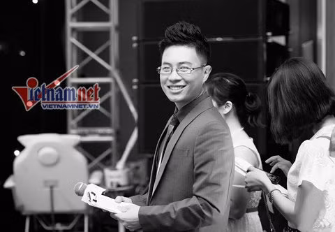 MC Lê Anh Lê Anh là MC điển trai được yêu thích qua nhiều chương trình của VTV như ‘Robocon’,‘Điểm hẹn âm nhạc’, ‘Chắp cánh thương hiệu’...Anh sinh năm 1978 tại Hà Nội và từng tốt nghiệp ngành Du lịch tại Đại học Khoa học xã hội và nhân văn. Song song với công việc dẫn chương trình vốn là niềm đam mê, Lê Anh còn là một thầy giáo với công việc giảng dạy tại chính ngôi trường nơi anh từng học. Vẻ điển trai và kiến thức của Lê Anh khiến không ít sinh viên âm thầm ngưỡng mộ. Nam MC từng chia sẻ với VietNamNet rằng mình có tới 3 cuộc tình với những nữ sinh viên xinh đẹp.