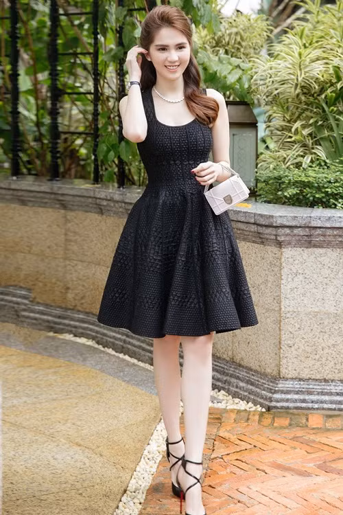 Trong đấu giá này, bạn gái tỷ phú Hoàng Kiều diện bộ váy màu đen huyền bí làm tôn lên nước da trắng hồng "vạn người mê" thu hút mọi ánh nhìn của những người tham dự.