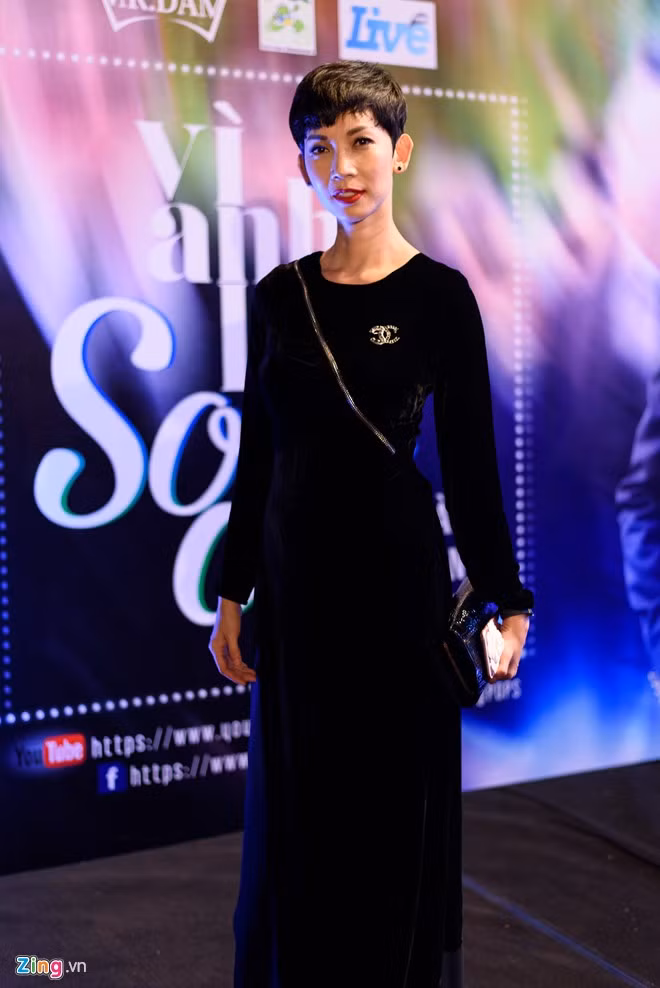 Xuân Lan diện đầm đen kiểu dáng đơn giản đến chúc mừng đồng nghiệp.