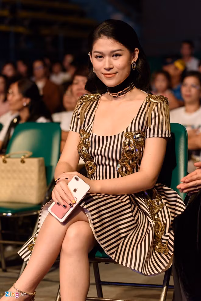 Ngọc Thanh Tâm cũng là một khách mời trong MV. Cháu nuôi của Mr Đàm thể hiện những pha hành động ấn tượng.