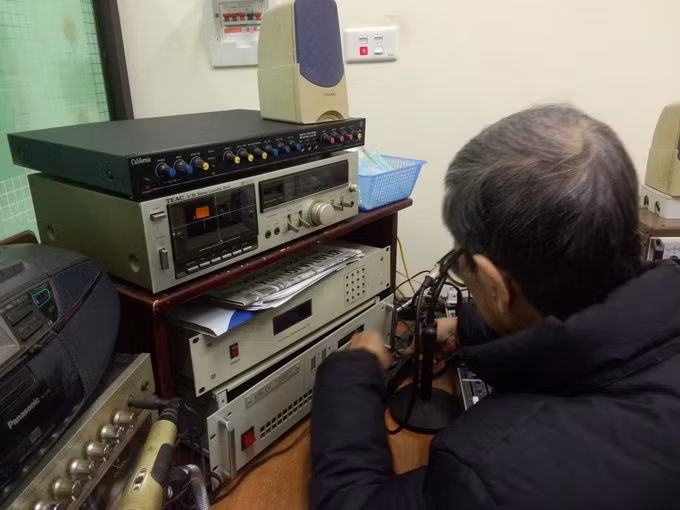 Co be 10 tuoi nho loa phuong khuyen bo me xe don ly hon-Hinh-3