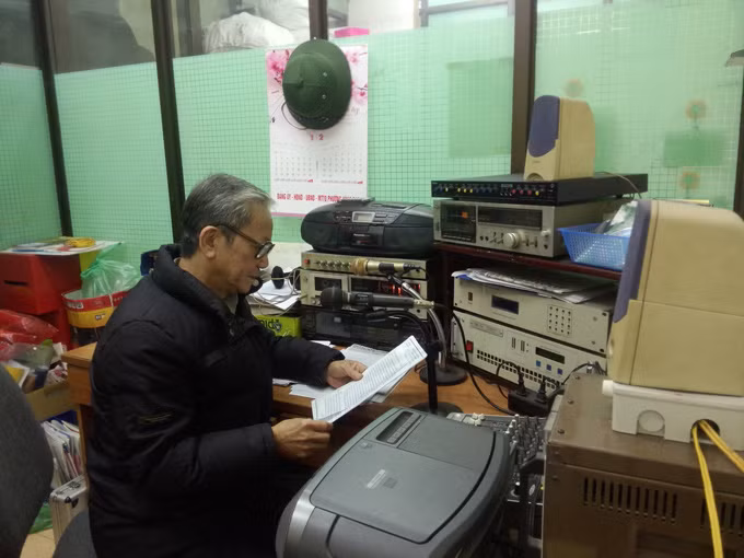 Co be 10 tuoi nho loa phuong khuyen bo me xe don ly hon