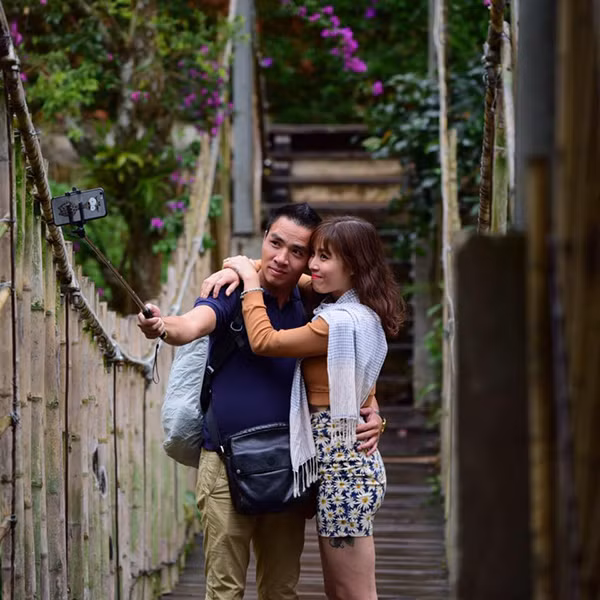 Thời gian gần đây, công chúng liên tục thấy Hoàng Linh chia sẻ những hình ảnh hạnh phúc bên tình mới trên Facebook cá nhân. Cả hai thường xuyên đi du lịch, dành cho nhau những cử chỉ tình cảm cũng như lời nói âu yếm. Nhiều bạn bè, đồng nghiệp đã vào chúc mừng cô BTV - MC xinh đẹp của Đài truyền hình Việt Nam cuối cùng cũng tìm được tình yêu mới “Sau ‘kha khá’ những giấc mơ ‘kỳ quặc’ thì thật mừng vì em có thể tỉnh dậy và anh vẫn ở đó, không phải mơ, mà là hiện thực, hiện tại của em!” - Hoàng Linh gửi những lời ngọt ngào tới bạn trai trên Facebook cá nhân.