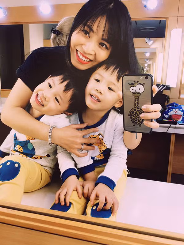  BTV Hoàng Linh: Nhắc tới BTV Hoàng Linh khán giả sẽ nhớ ngay tới cô MC xinh đẹp của chương trình Chúng tôi là chiến sĩ. Hoàng Linh từng có tổ ấm hạnh phúc với MC Trung Nghĩa và hai cậu con trai song sinh vô cùng đáng yêu. Nhưng sau đó một thời gian, cả hai đã ly hôn trong im lặng nhưng vẫn luôn dành hết tình yêu thương cho các con.